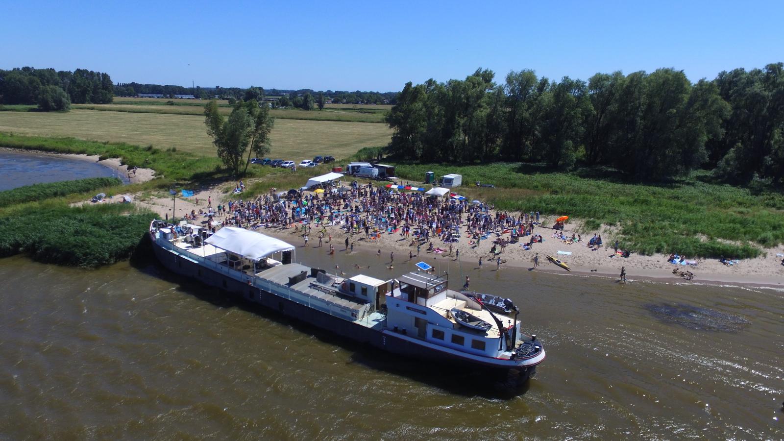 Stranddienst op het strandje in Woudrichem