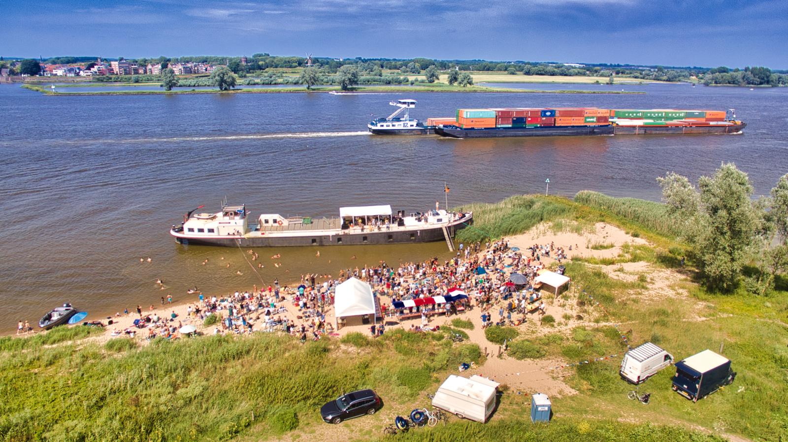 Sfeerbeeld van het strandje bij Woudrichem