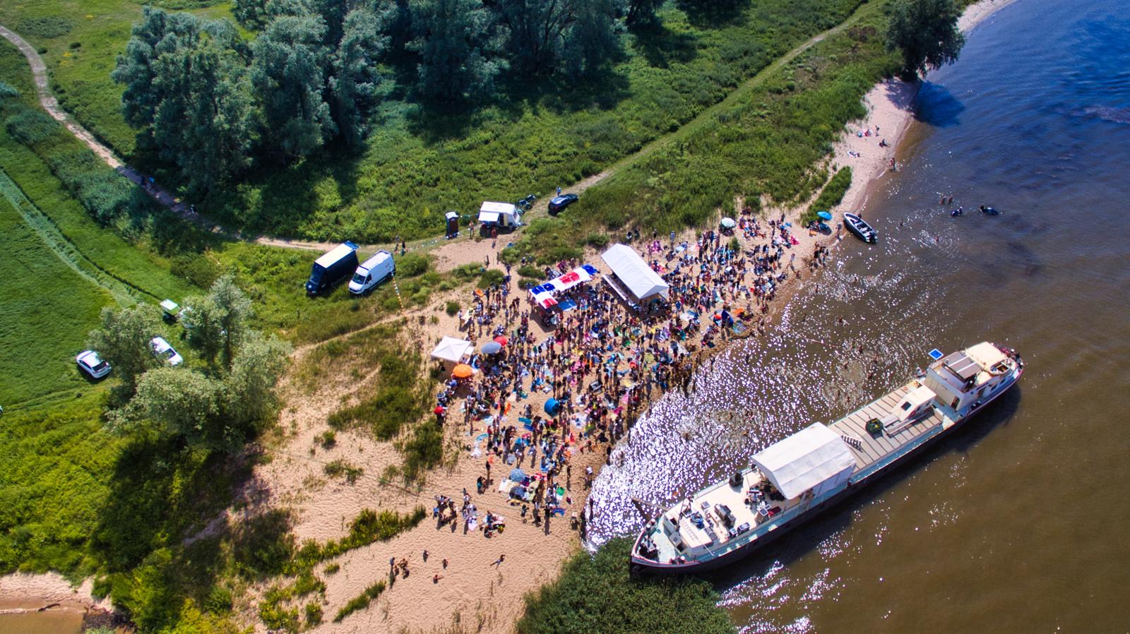 Luchtfoto van stranddienst aan het water